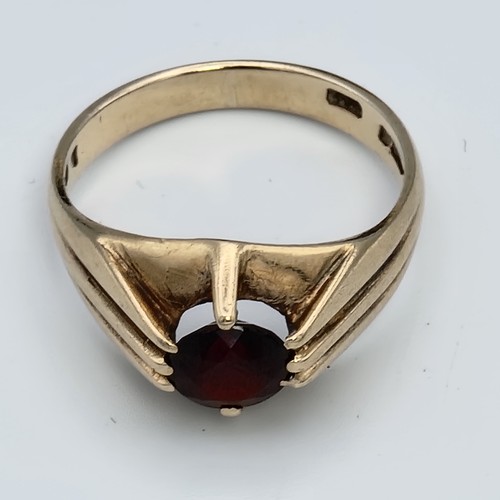 894 - 9 Carat gold ring with a ruby 3.4 grams
Size N