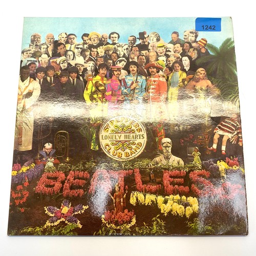 1242 - The Beatles Sgt Peppers lonely hearts club band vinyl LP on the Parlophone label 7027 Stereo 1967.