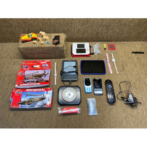 1288 - Mixed items including Airfix modal kits, a Nintendo 2DS and a Tesco smart tablet.