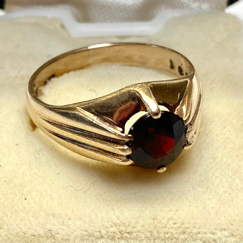 894 - 9 Carat gold ring with a ruby 3.4 grams
Size N