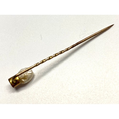 961 - 15ct gold stick pin with a natural pearl.