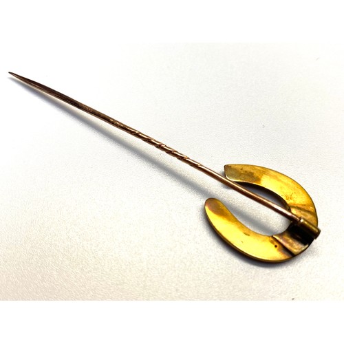 967 - Gold horseshoe stick pin (tested as high quality gold) 2.2g in a presentation box.