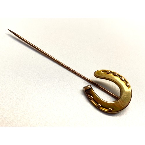 967 - Gold horseshoe stick pin (tested as high quality gold) 2.2g in a presentation box.