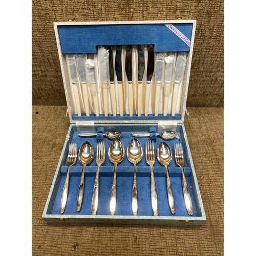 8 - Vintage boxed cutlery set.