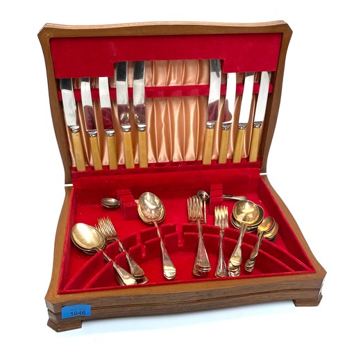 1046 - Vintage Thos E Osborne & Co cutlery set in wooden case.