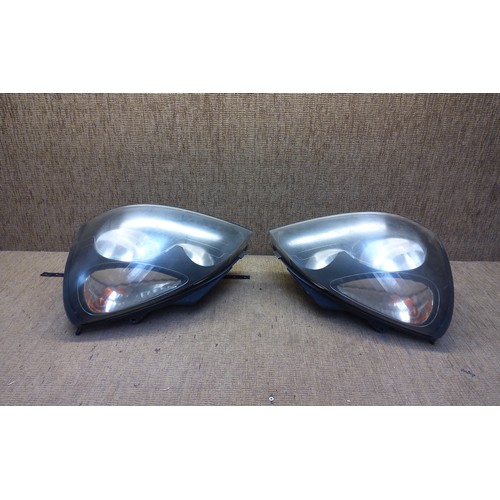 173 - a pair of Renault Clio Mk2 headlights