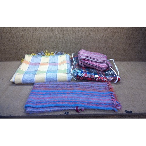 181 - Blankets a picnic blanket and two throws