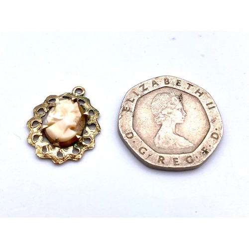 871 - 9ct gold pendant with small cameo.