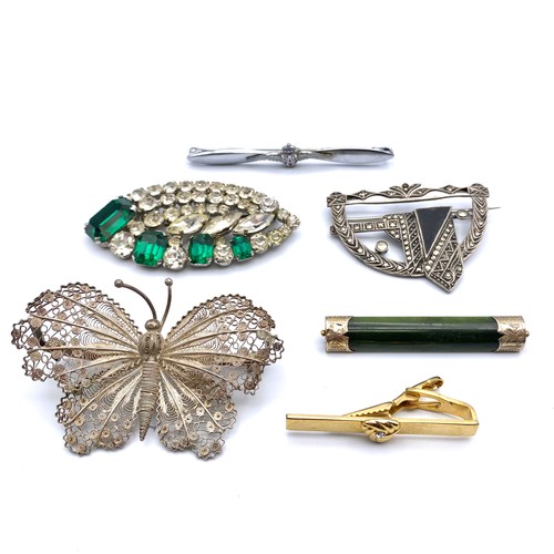 882 - Brooches including a Silver filigree butterfly, art deco, Scottish agate and RAF sweetheart.