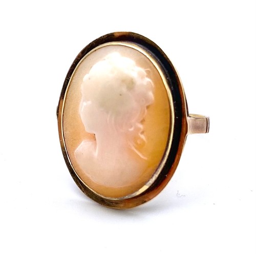 889 - High grade Egyptian gold and cameo ring (deep relief on cameo) ring. Size N, 3.4g.