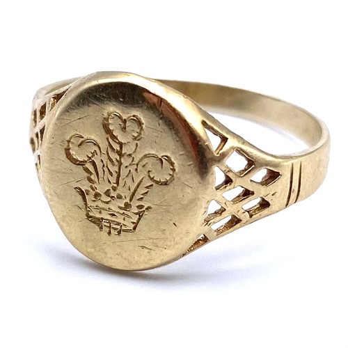 894 - 9ct gold Welsh three feathers ring. Size U. 2.7g.