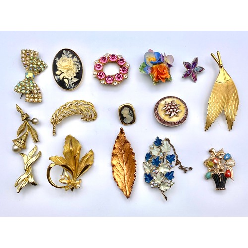 896 - 15 Brooches.