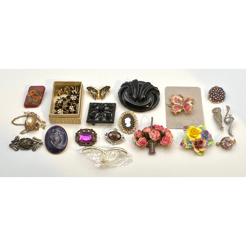 681 - 19 Vintage brooches.