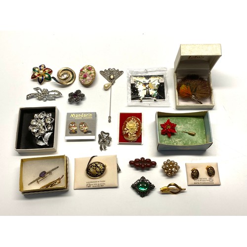 684 - Collection of brooches.