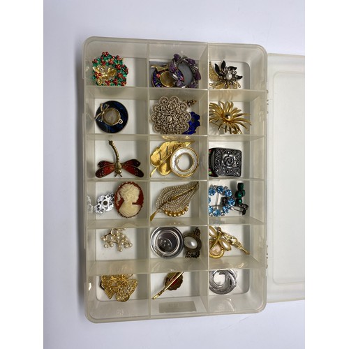 685 - Thirty brooches in a box.