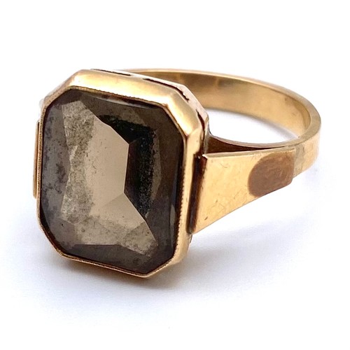 903 - 14ct gold and Smokey quartz ring. Size Q. 4.4g.