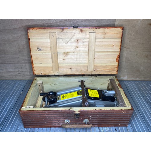 311 - Two tone trolly jack with hydraulic jack oil and winch bar. All within a wooden case.