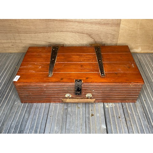 311 - Two tone trolly jack with hydraulic jack oil and winch bar. All within a wooden case.