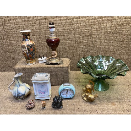 507 - Mixed items including a brass robin statue, a decorated Chinese vase and a studio glass fruit bowl.