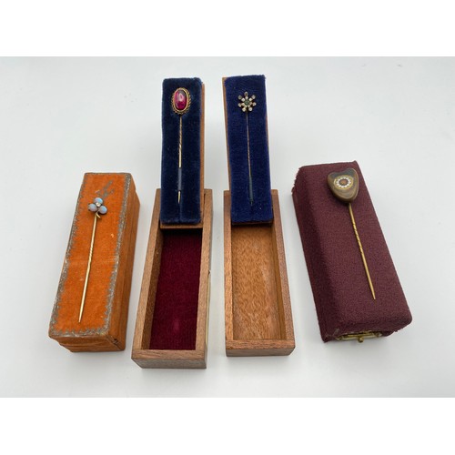 934 - Superb high quality gold and diamond cravat pin in its original box by Bristol goldsmith alliance 1.... 
