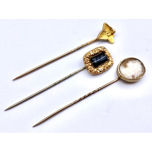 948 - Three stunning cravat pins, one ivy, one onyx and mother of Peral with high quality gold pins and mo... 