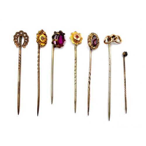 949 - Seven tie pins with gold and silver pins, pearls and semi precious stones. 6.8g. (NHMYOMU)