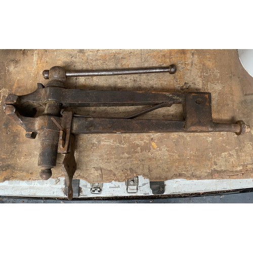 352 - Large heavy duty blacksmiths vice 95cm long.