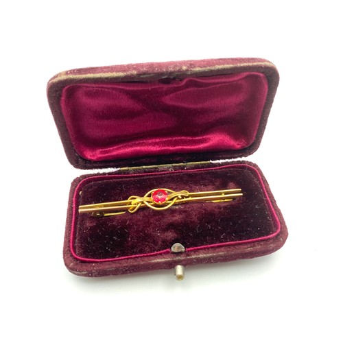954 - 9ct gold brooch with garnet in its original velvet case 2.7g.