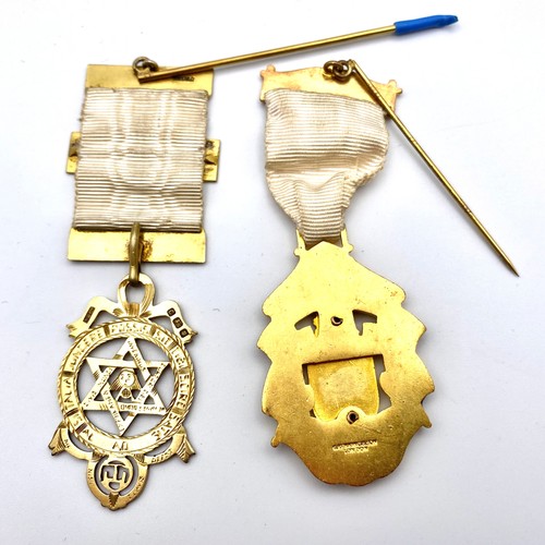 899b - Two masonic Jewels, one Royal Arch Silver gilt companions, and a Stewards jewel, in their box of iss... 