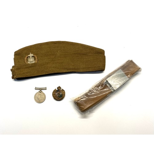 692 - WW2 1940 original issue Field Service Cap and belt. Royal engineer and Dorsetshire cap badges and a ... 