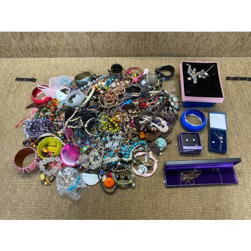 469 - Approx 7kg of Mixed vintage and modern costume jewellery.