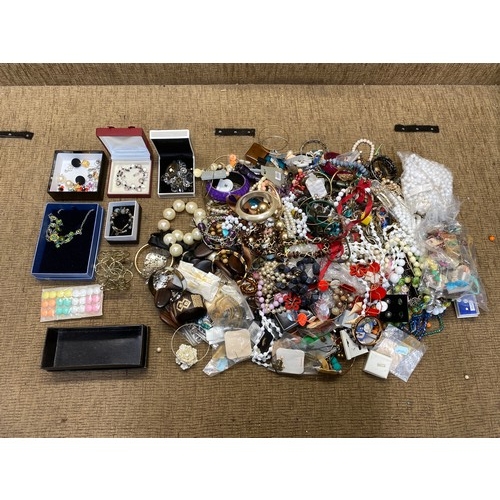 470 - Approx 6.5kg of Mixed vintage and modern costume jewellery.