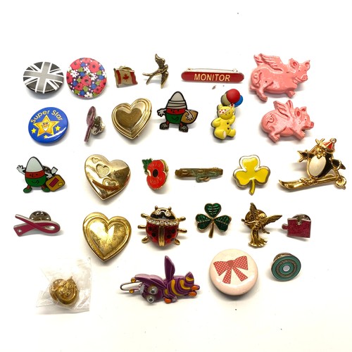 1045 - Collection of modern and vintage badges.