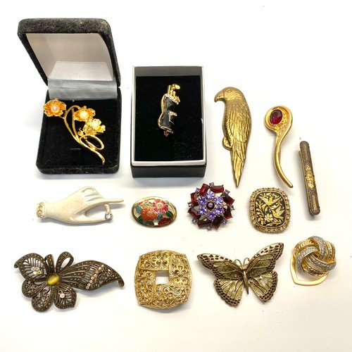 1046 - Collection of 13 mixed brooches.