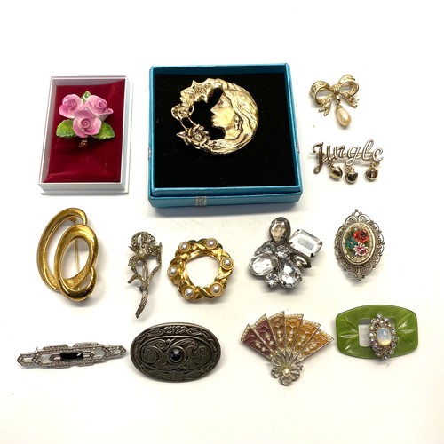 1047 - Collection of 13 mixed brooches.