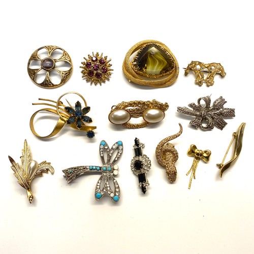 1048 - Collection of 13 mixed brooches.