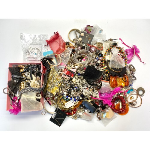 471 - Approx 6kg of vintage and modern costume jewellery.