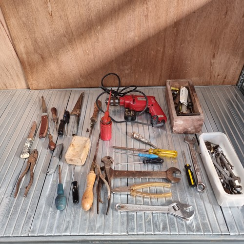 451 - Collection of tools including an vintage Makita drill.