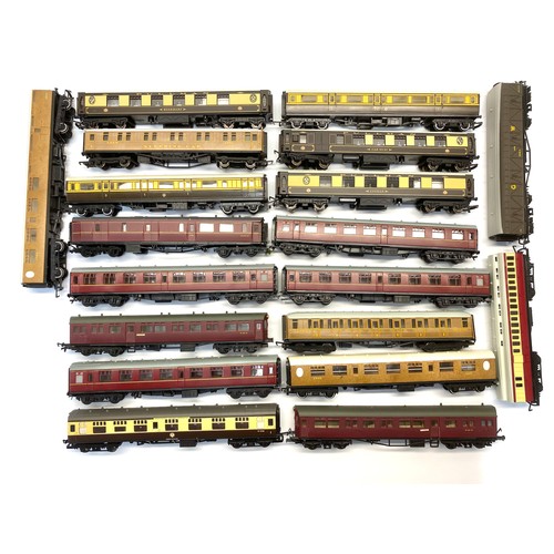 652 - Collection of 19,  OO Gauge model railway carriages including Hornby.