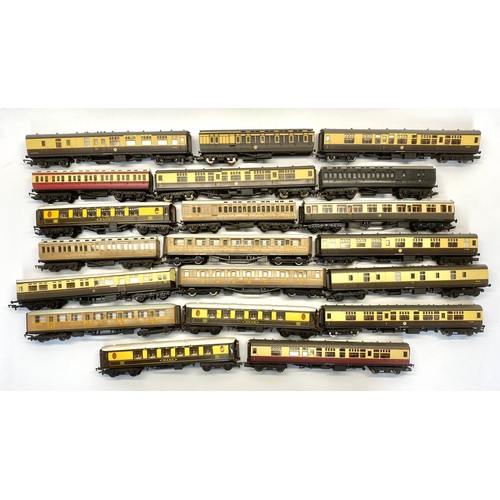 656 - Collection of 20,  OO Gauge model railway carriages including Hornby.