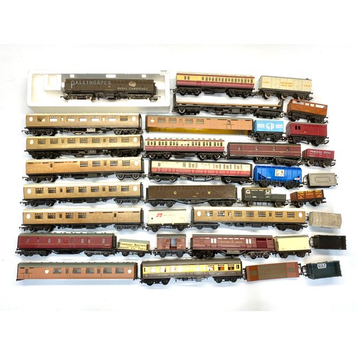 658 - Approx 17 OO Gauge model railway carriages and 18 model trucks including Hornby and Lima.