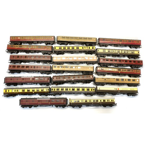 659 - Collection of 20,  OO Gauge model railway carriages including Hornby.