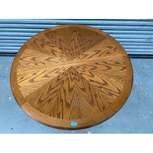 1454 - Solid oak round dining table.