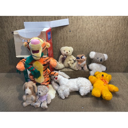 88 - Collection of teddy bears including a boxed Tigger bear.