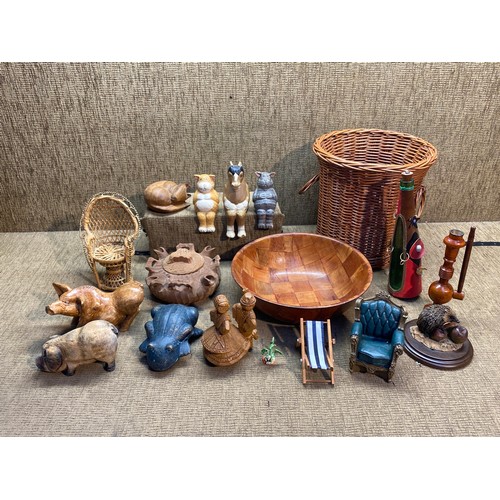 487 - Mixed treen items including sculpted animals.