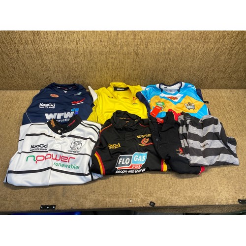 89 - Five Rugby and American Football t-shirts size XXL.