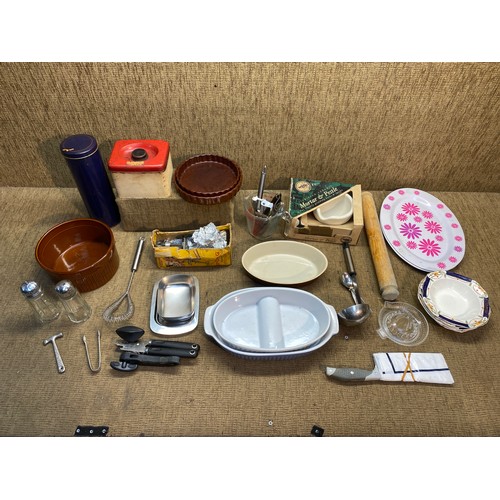 115 - Selection of kitchen items including Pyrex jug, Cutlery and a Mason Cash Mortar and Pestle.