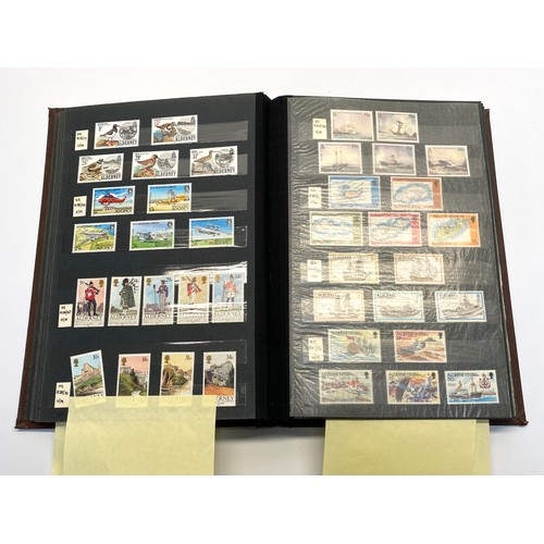 1148 - Book of stamps UK and Guernsey Approx 90% are unfranked.