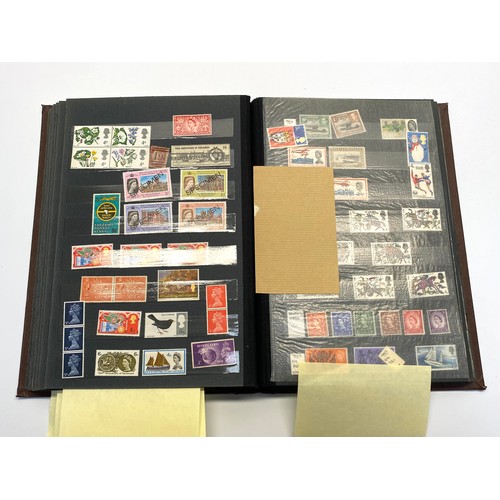 1148 - Book of stamps UK and Guernsey Approx 90% are unfranked.