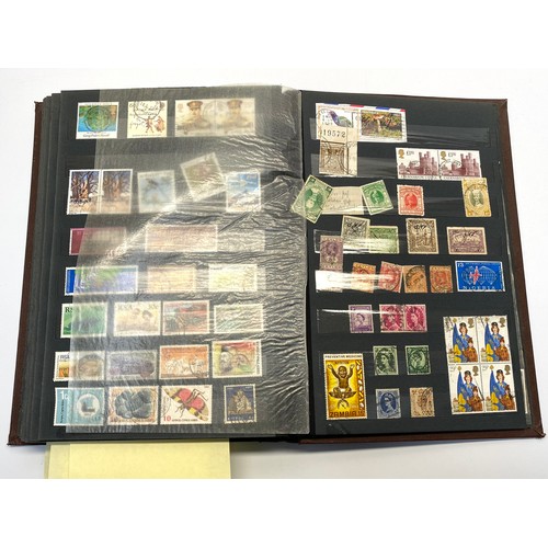 1148 - Book of stamps UK and Guernsey Approx 90% are unfranked.